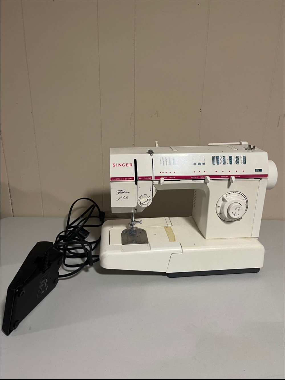 White Sewing Machine with Foot Pedal - Fashion Mate